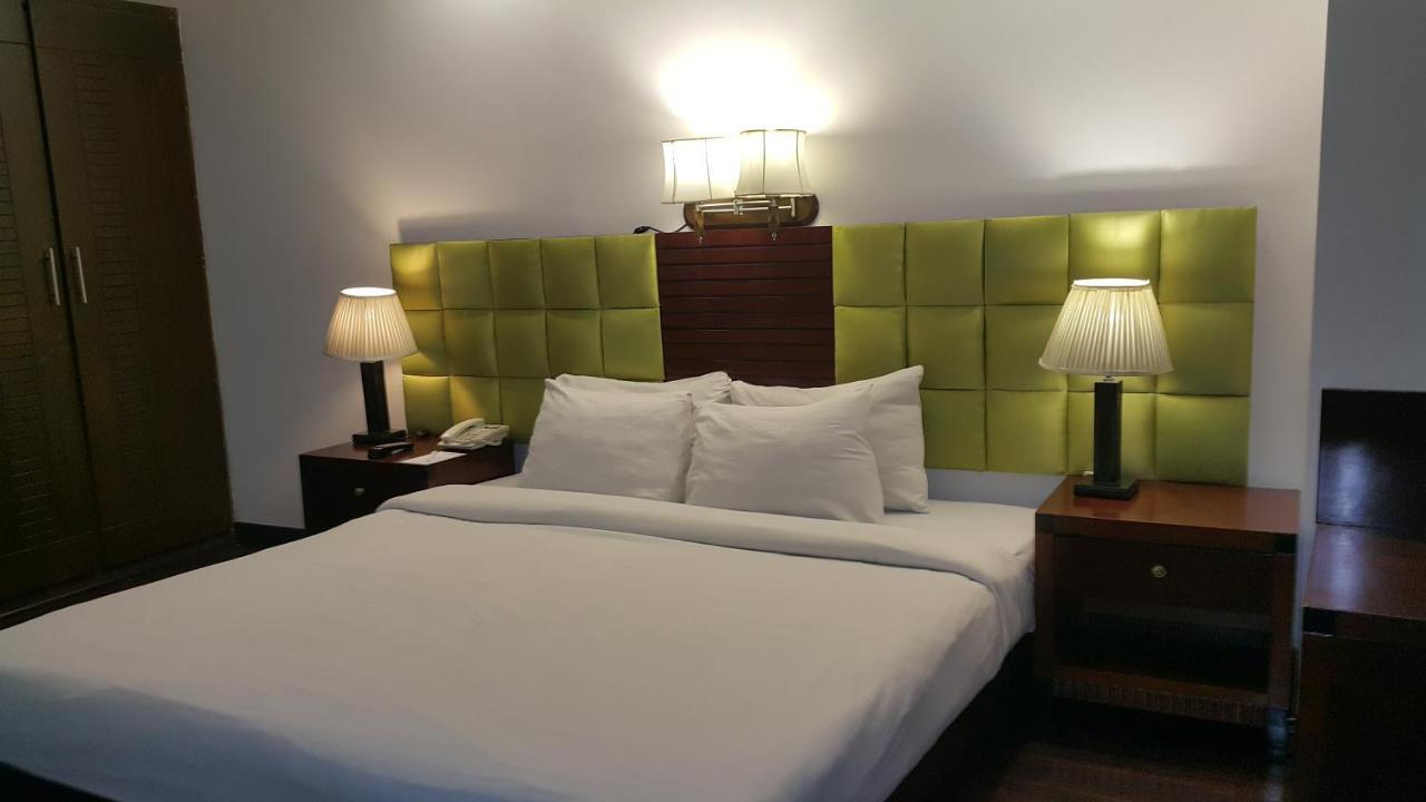 Savoey Hotel Лахор Екстериор снимка